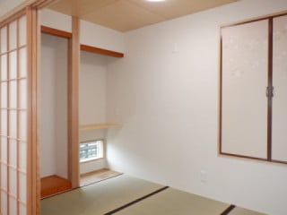 【和室】３帖の和室です。床の間と仏間も配置しています。天井はシナ合板を目透かしに貼っています。小窓の明かりも良い感じです。