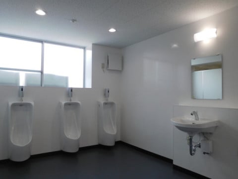 【男子トイレ】ホワイト色で清潔感アップ。